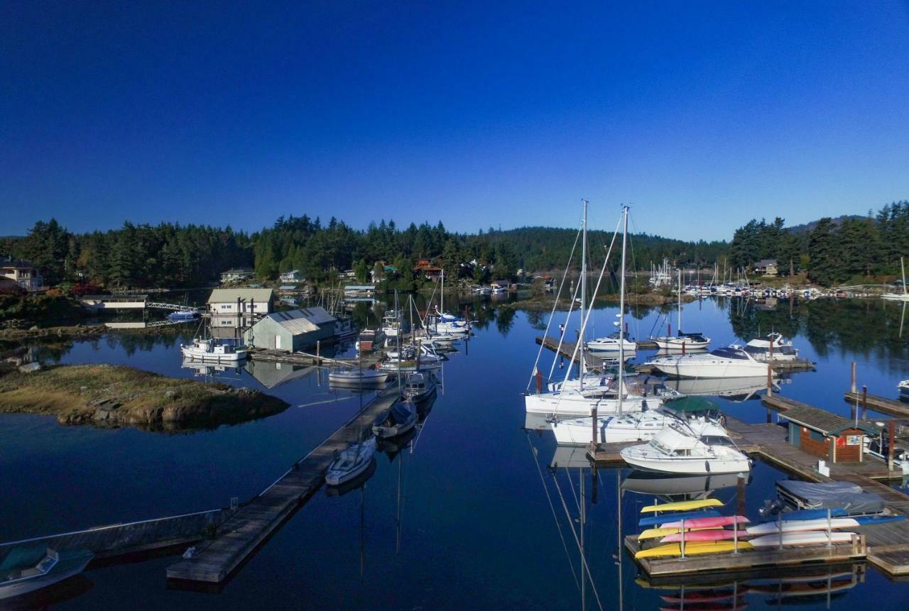 Painted Boat Resort Spa And Marina Madeira Park Exterior photo